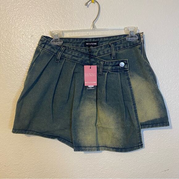NWT PrettyLittleThing Asymmetrical Denim Mini Skirt Size US 2 - Picture 1 of 7
